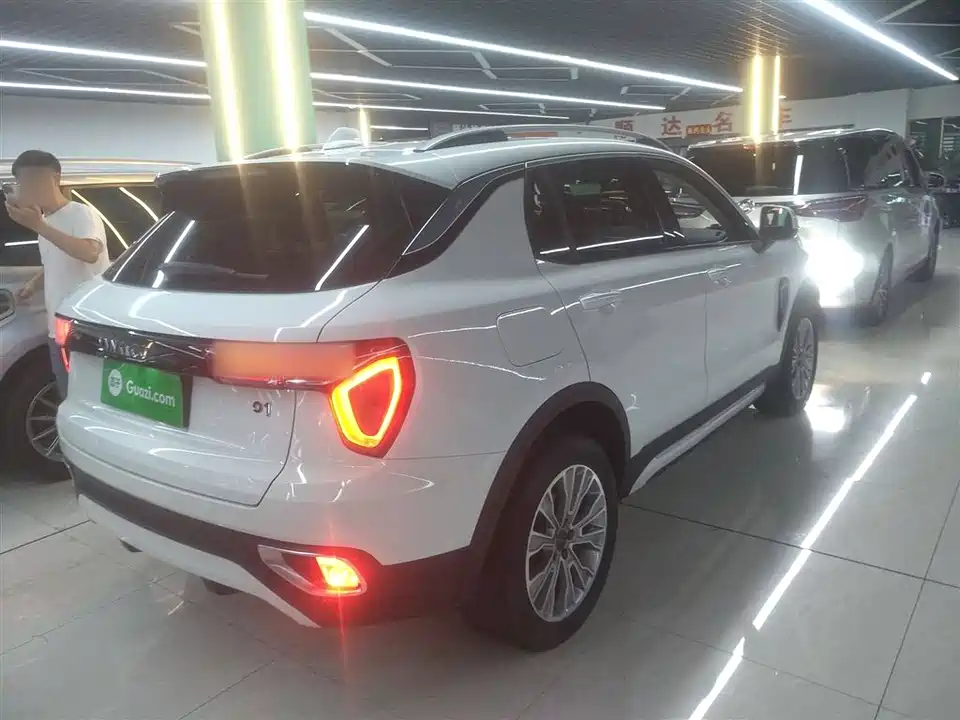 Lynk & Co 01