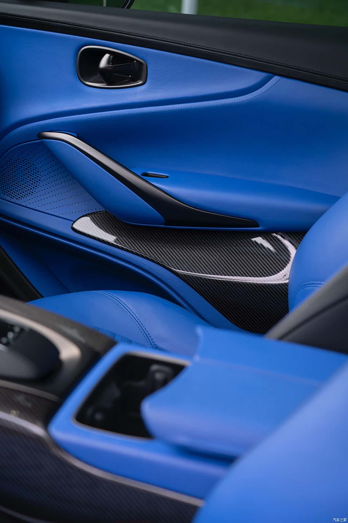 Aston Martin DBX, 2022 11