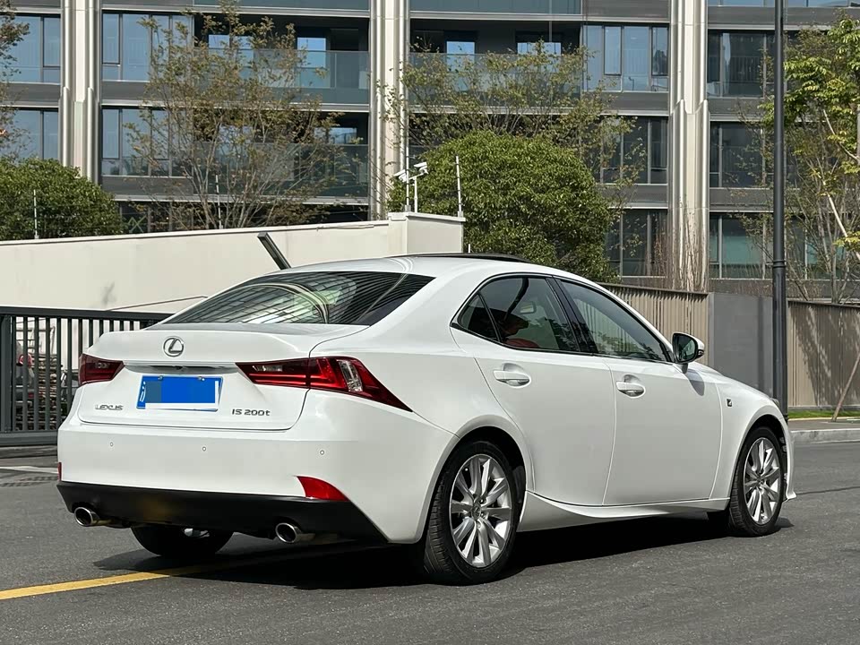 Lexus IS