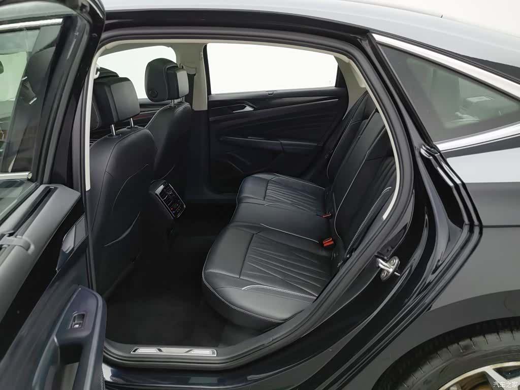 Volkswagen Passat, 2023 15