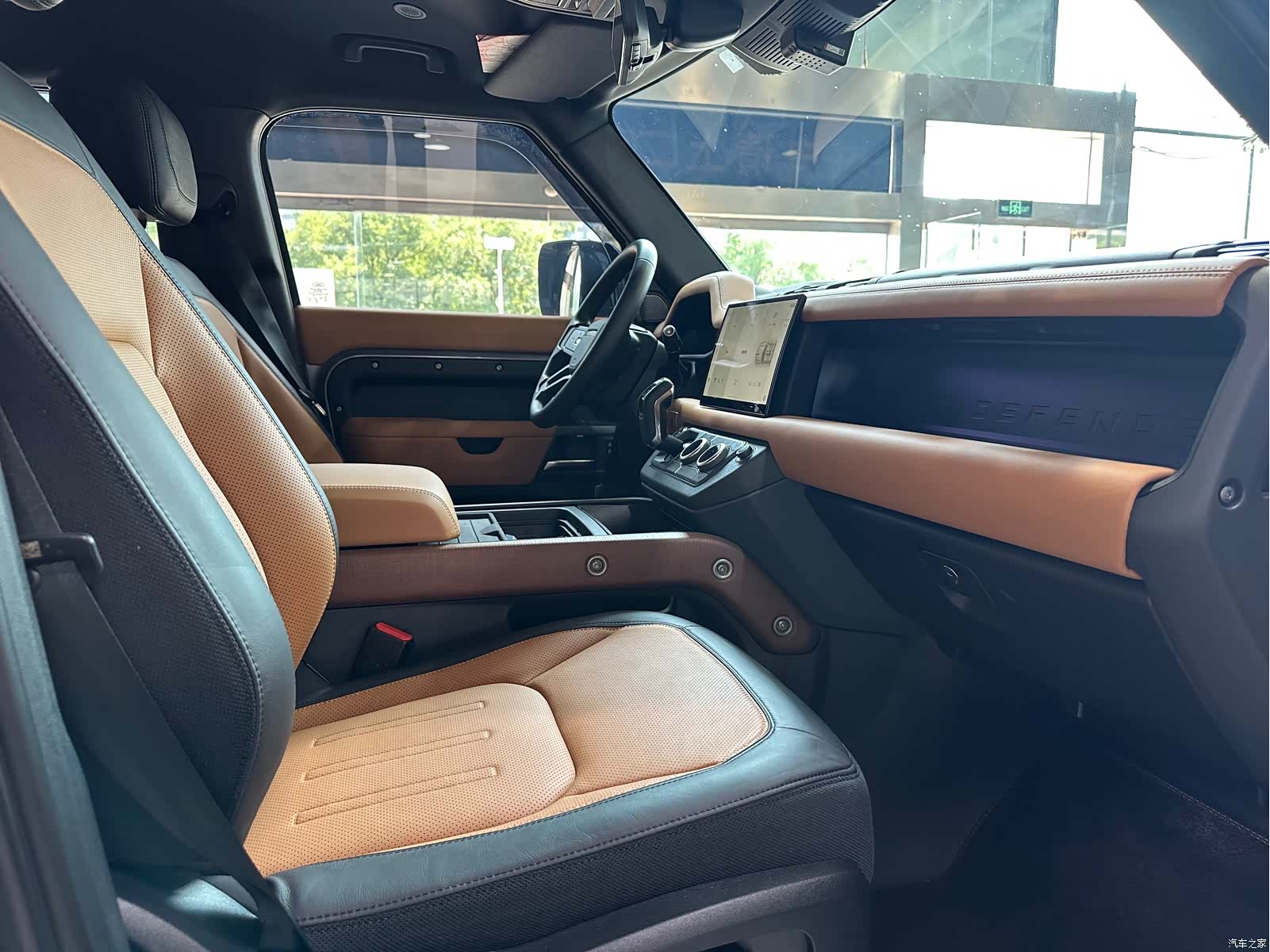 Land Rover Defender, 2023 18