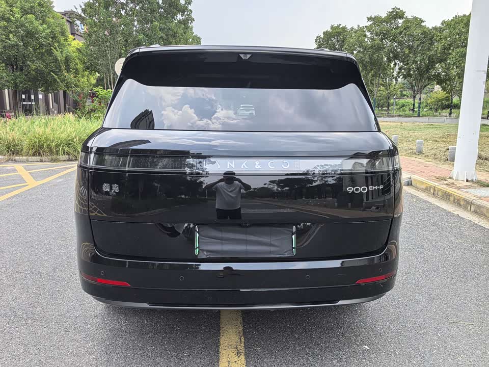 Lynk & Co 900