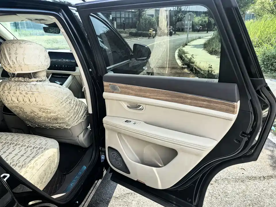 AITO Ask the world M7