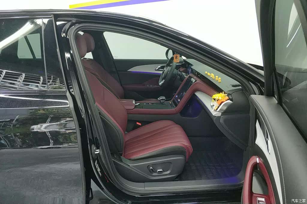 Hongqi H5, 2025 8