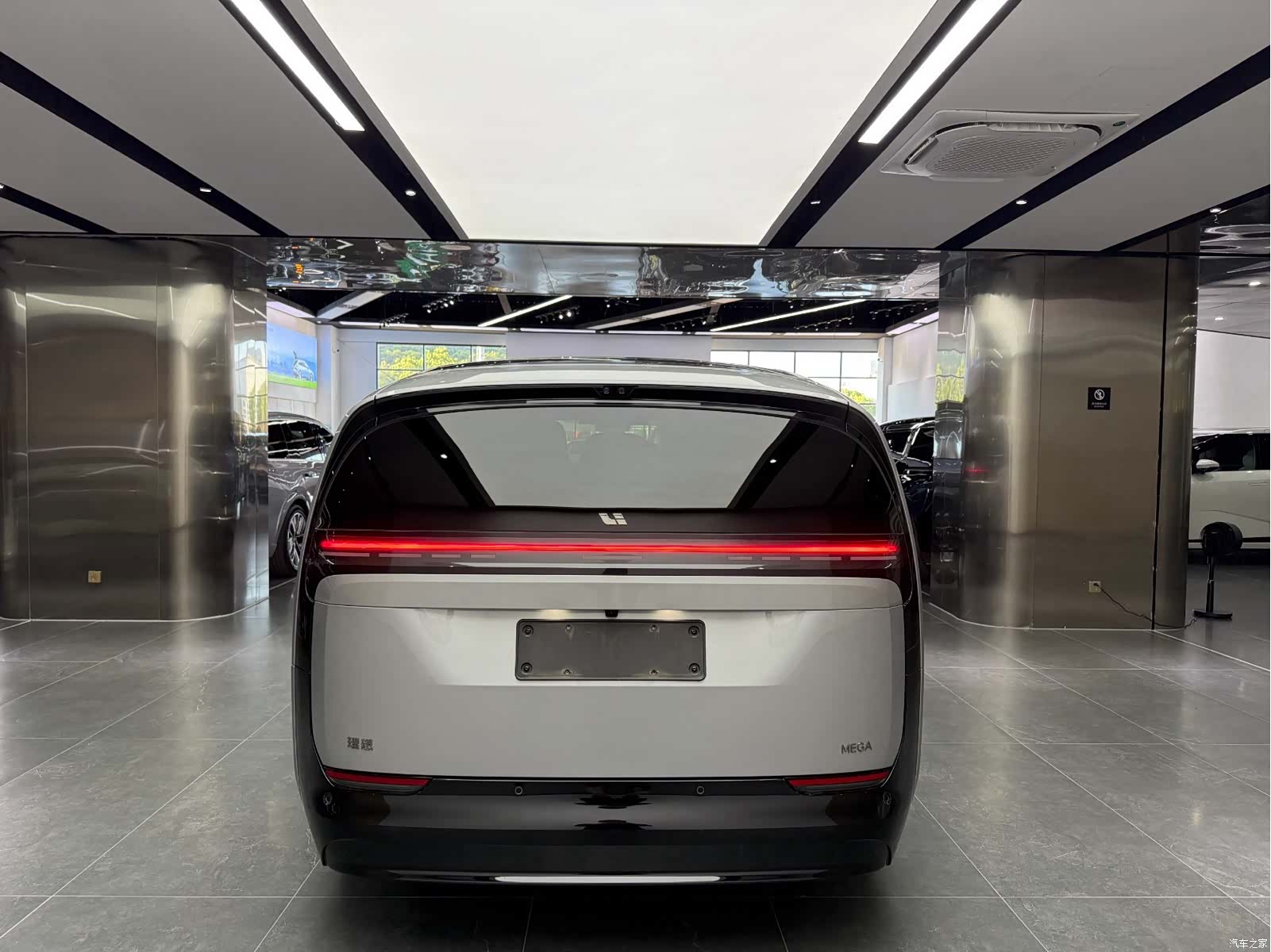 Li Auto MEGA, 2024 16
