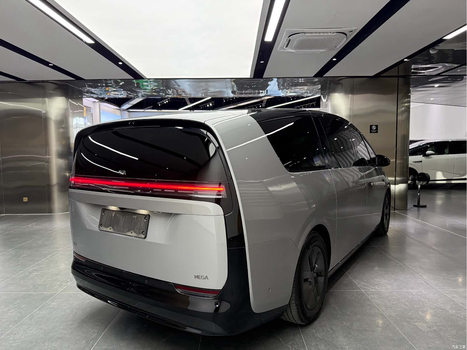 Li Auto MEGA, 2024 15