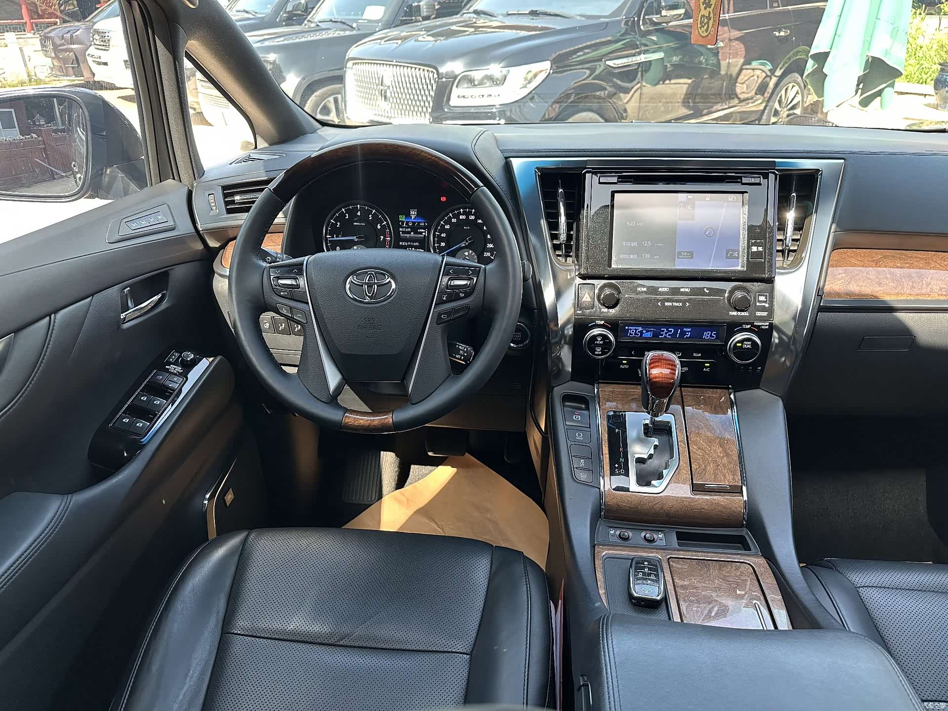 Toyota Alphard, 2017 17