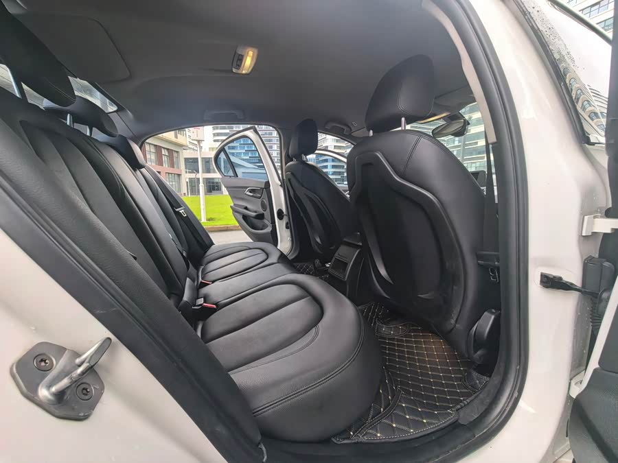 BMW 1 Series 2019, фото 11