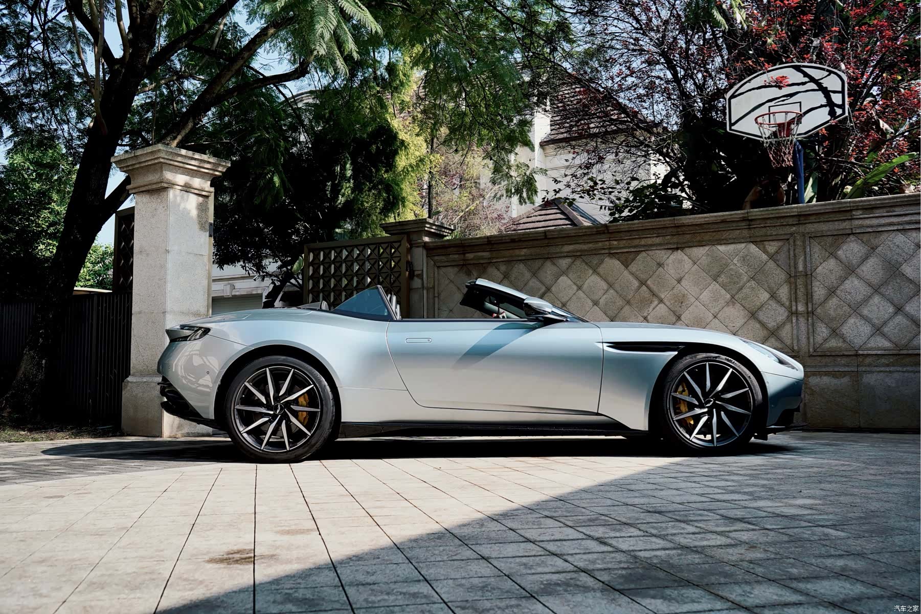 Aston Martin DB11, 2021 3