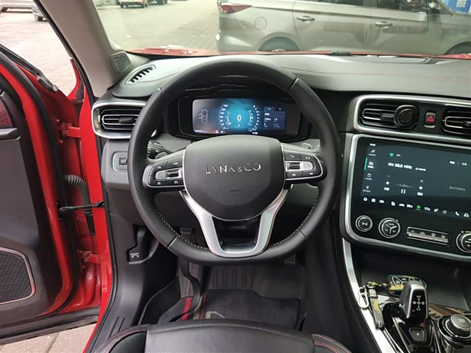 Lynk & Co 01