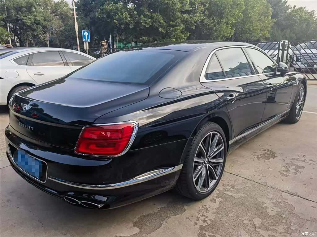 Bentley Flying Spur, 2023 4