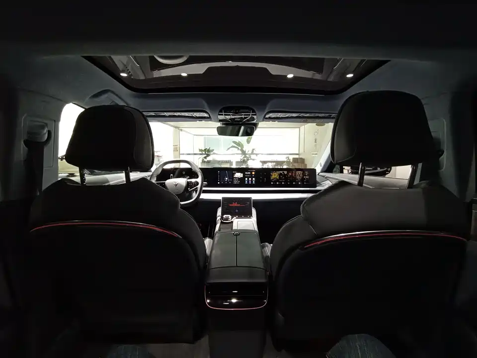 VOYAH Lantu chasing light