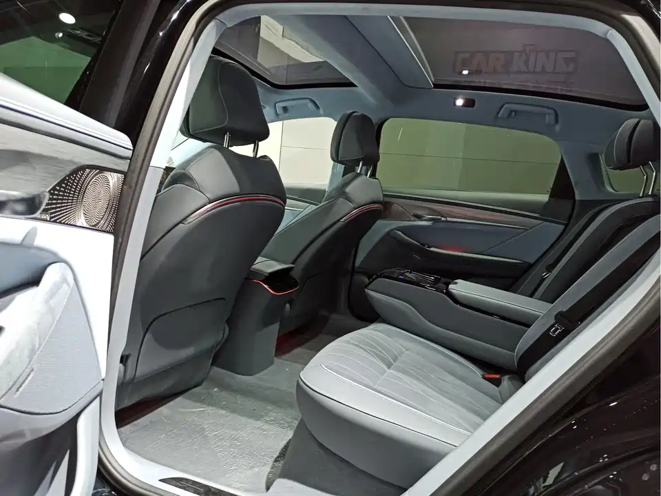 VOYAH Lantu chasing light