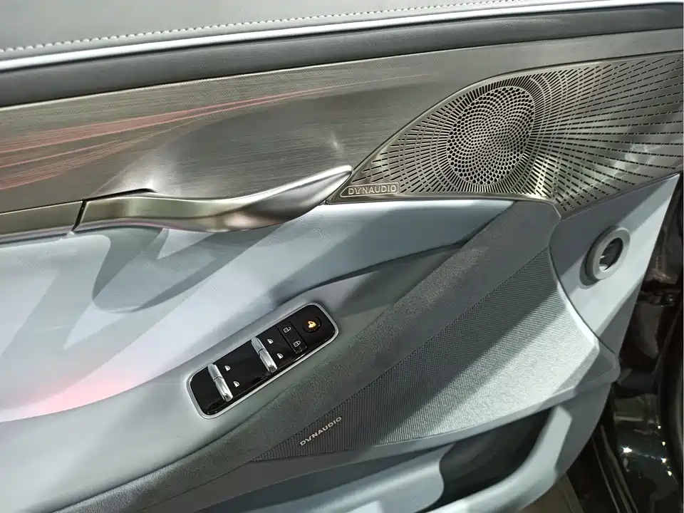 VOYAH Lantu chasing light