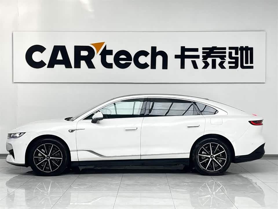 VOYAH Lantu chasing light