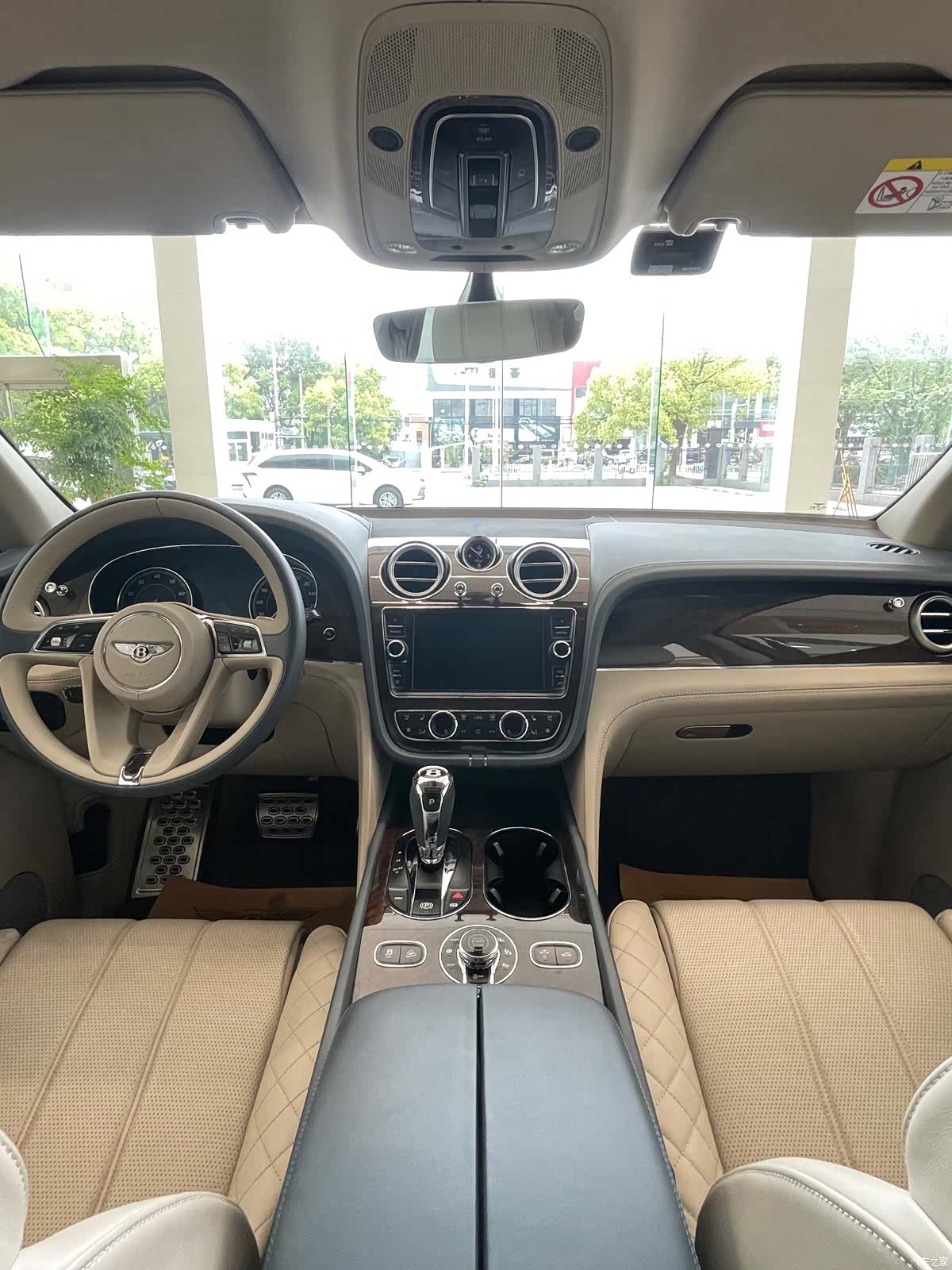 Bentley Bentayga, 2017 12