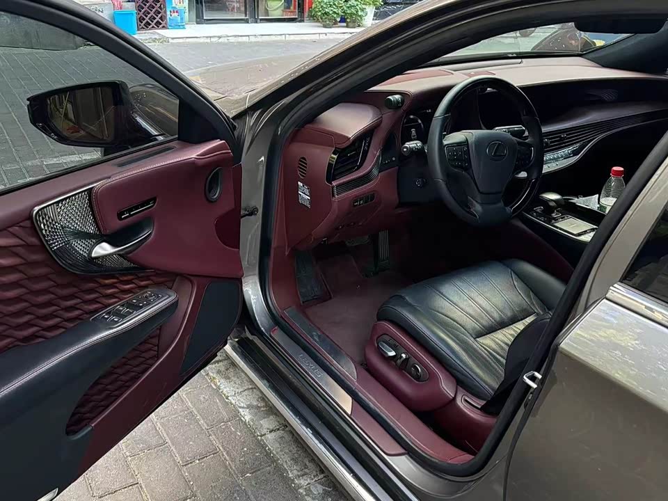 Lexus LS