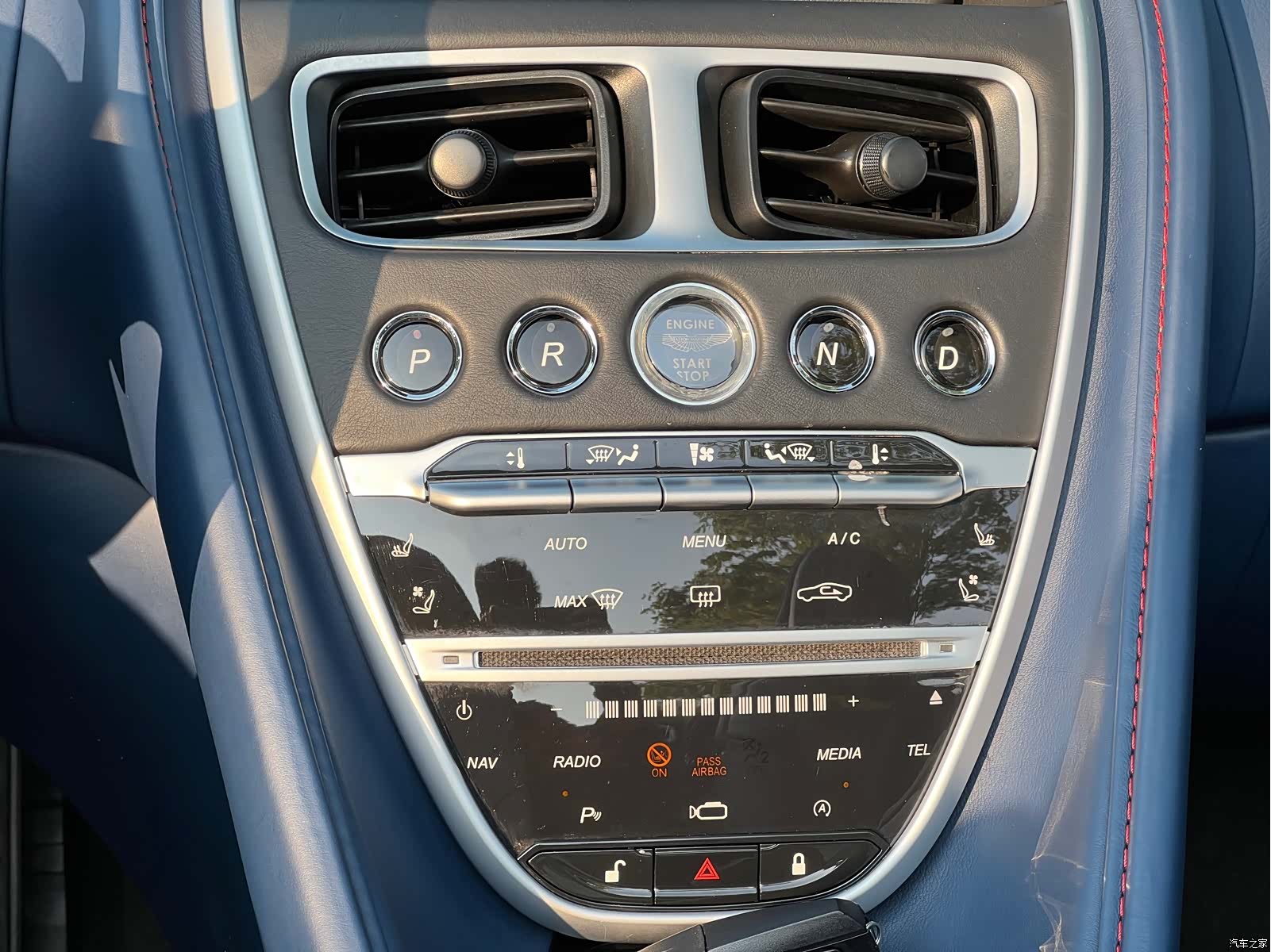 Aston Martin DB11, 2020 19