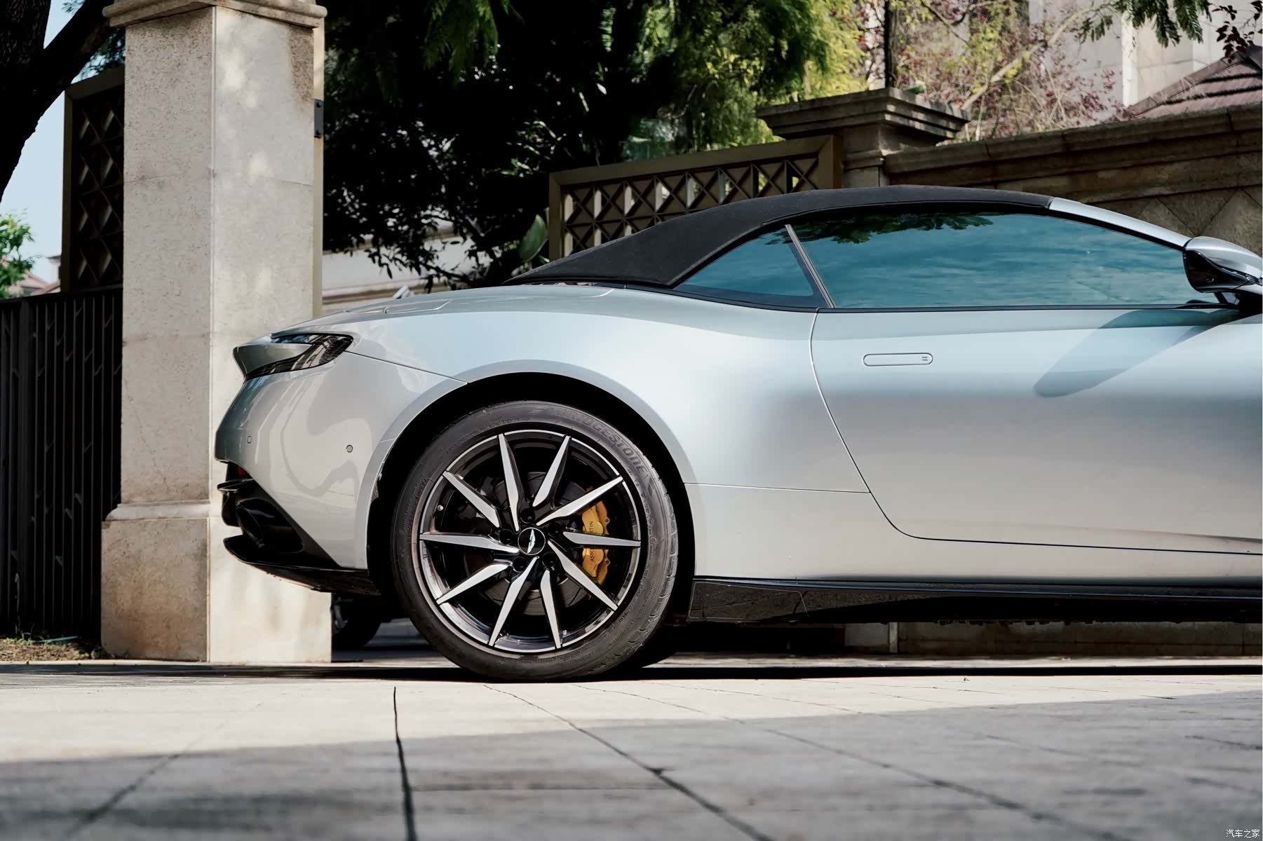 Aston Martin DB11, 2021 все фото