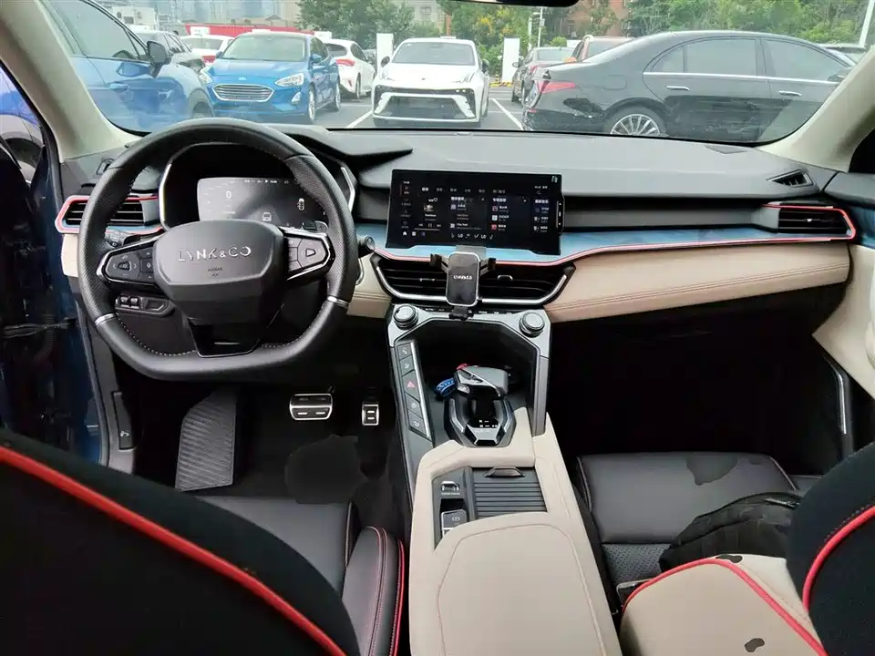 Lynk & Co 06