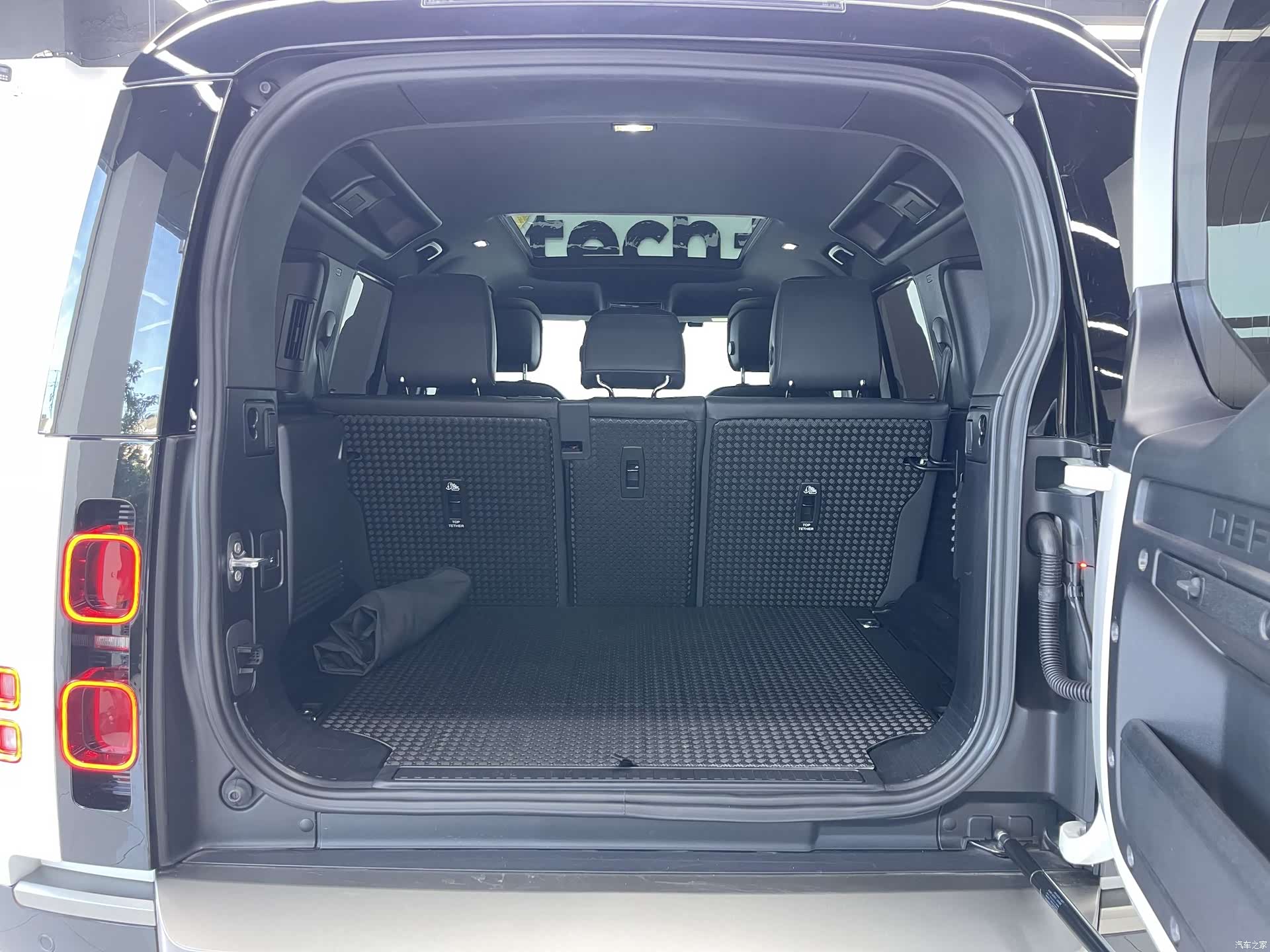 Land Rover Defender, 2024 24