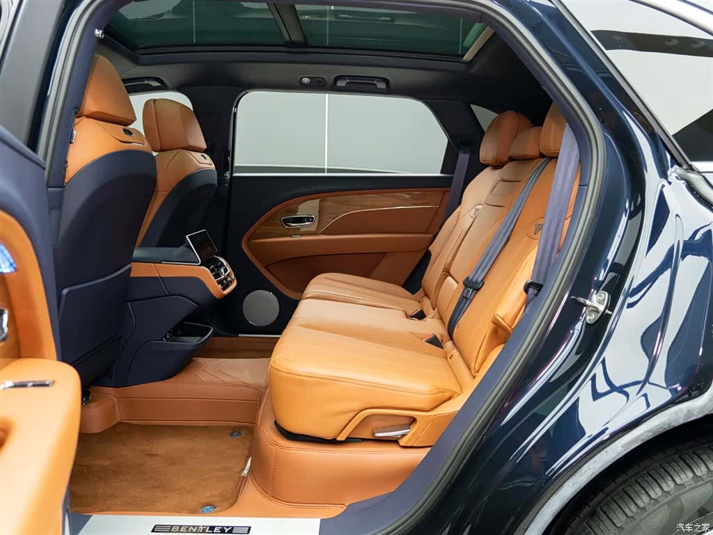 Bentley Bentayga, 2025 12