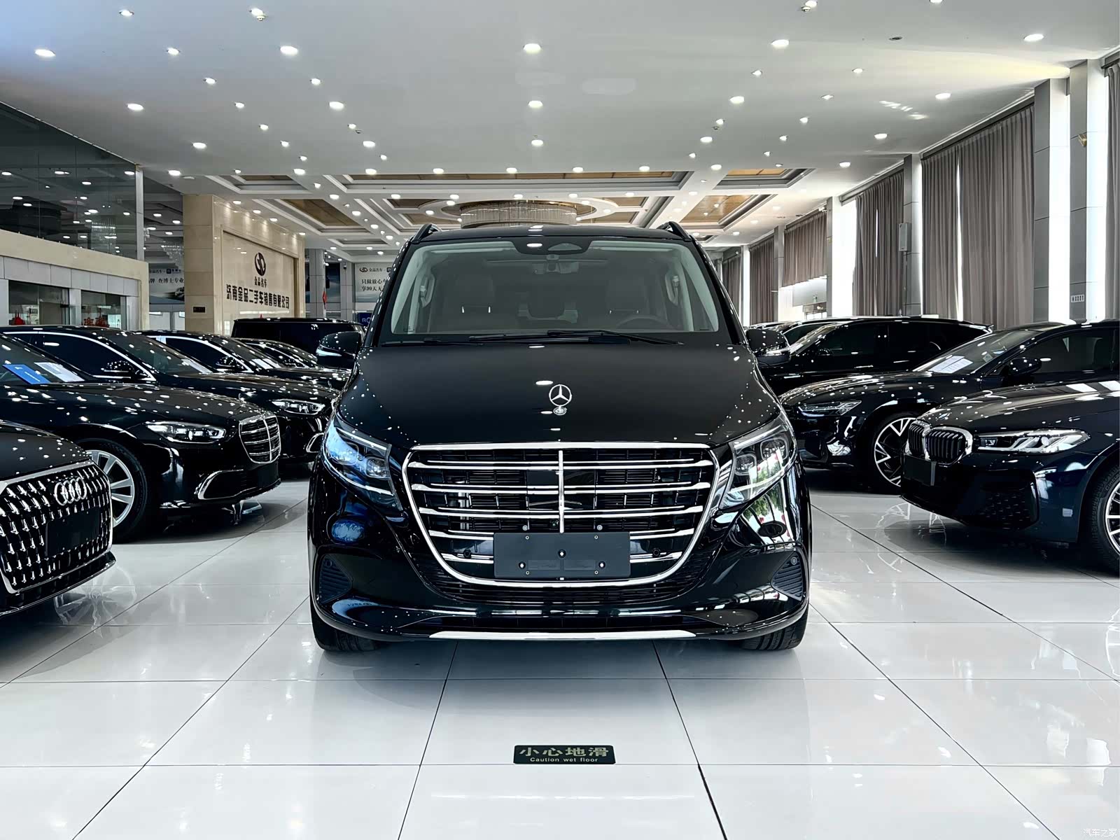 Mercedes-Benz V-Class, 2025 3