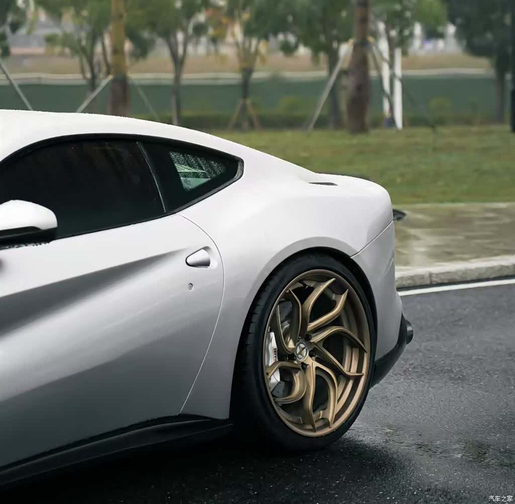 Ferrari F12ber, 2013 4
