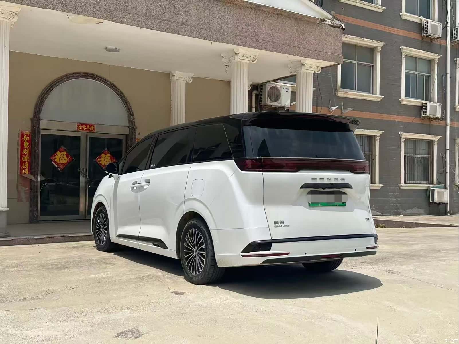 Denza D9, 2023 9