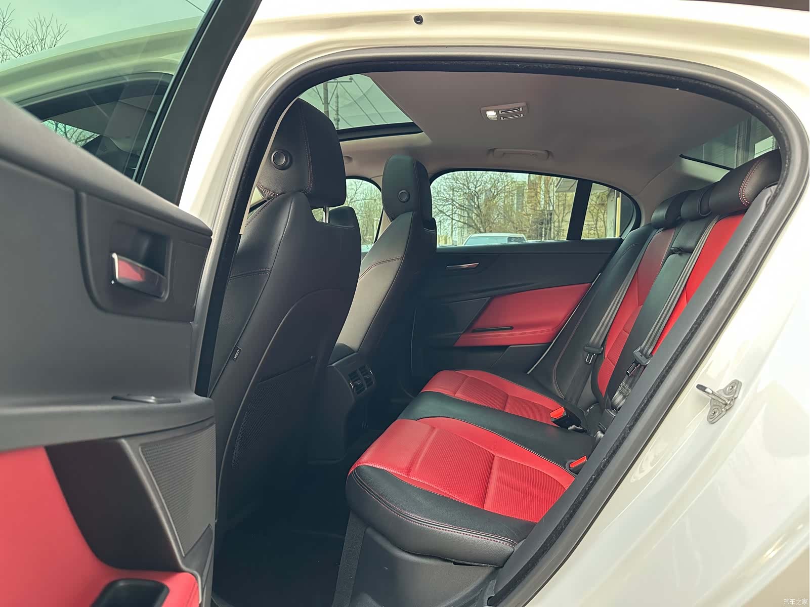 Jaguar XE, 2015 18