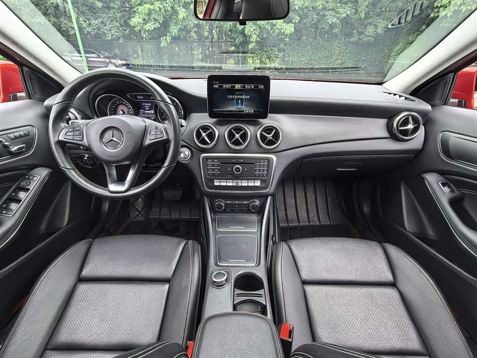 Mercedes-Benz GLA Mercedes-Benz GLA