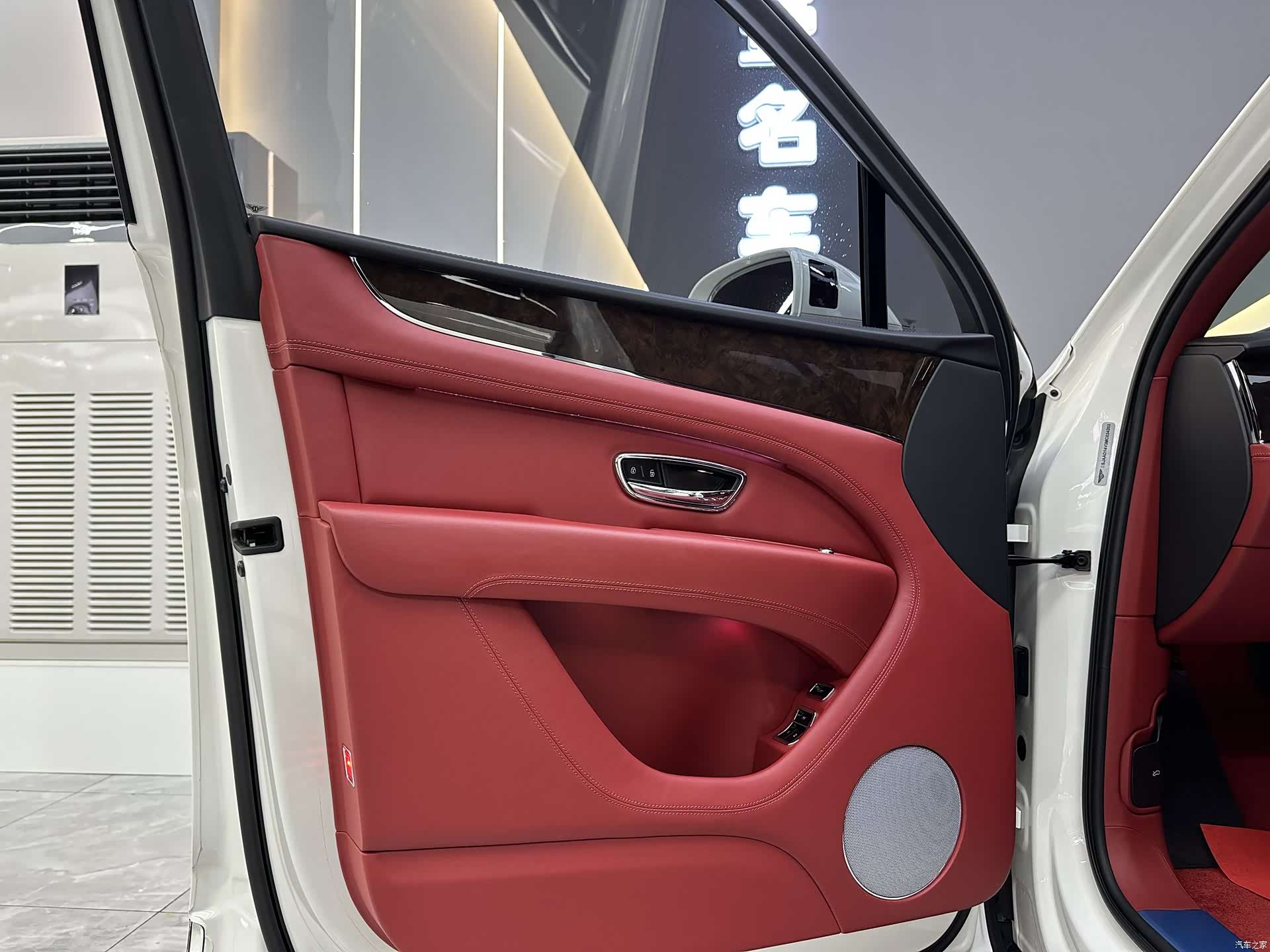 Bentley Bentayga, 2021 10