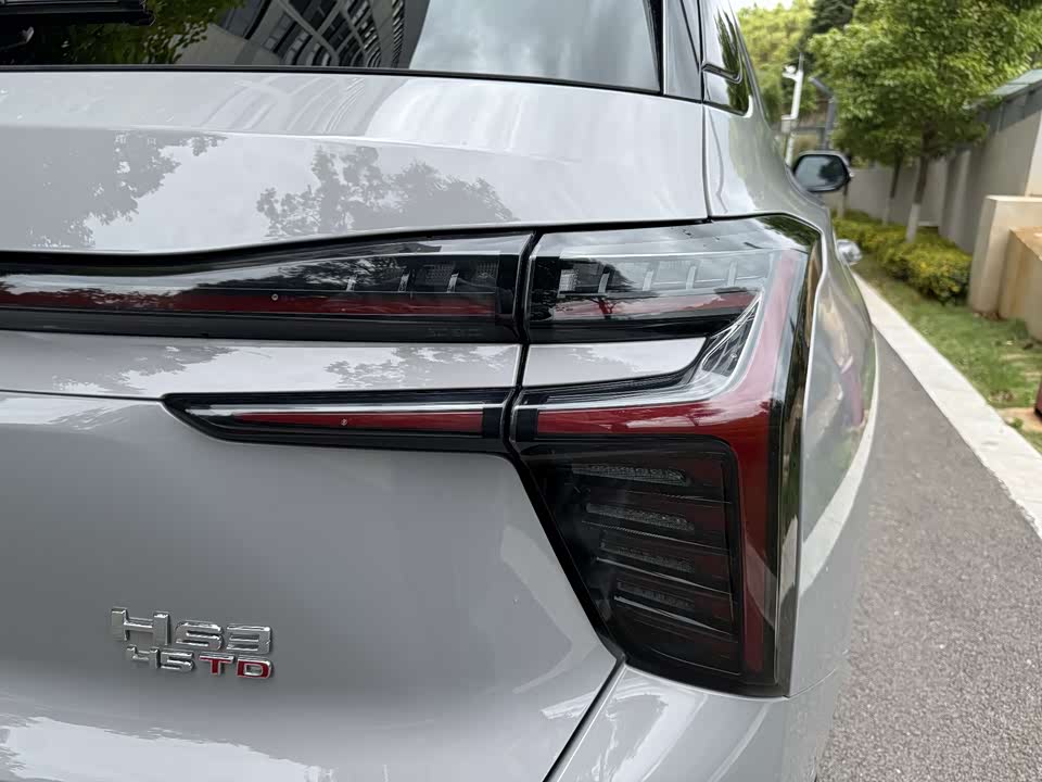 Hongqi HS3