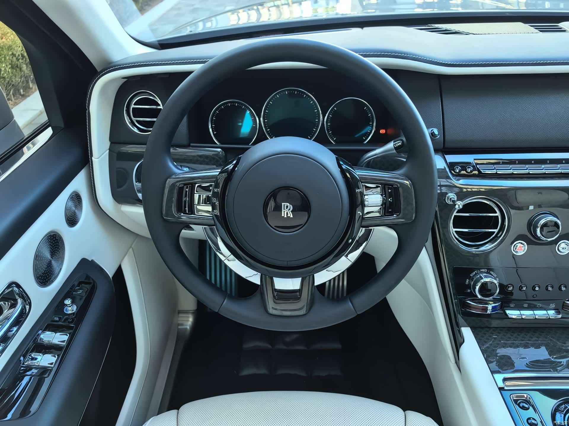 Rolls-Royce Cullinan, 2022 32
