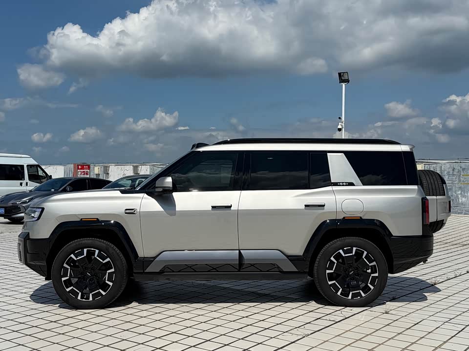 BYD Leopard 8