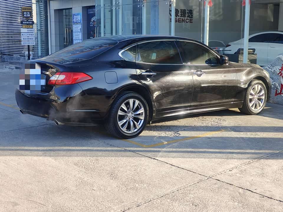 Infiniti Q70