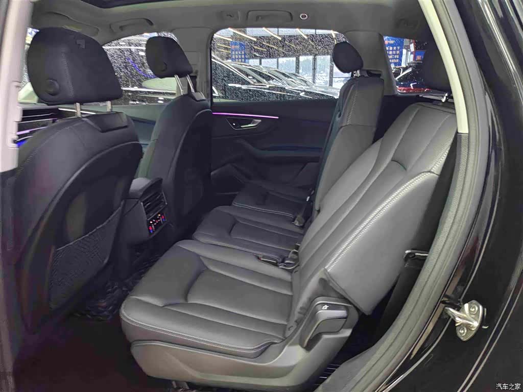 Audi Q7, 2025 11