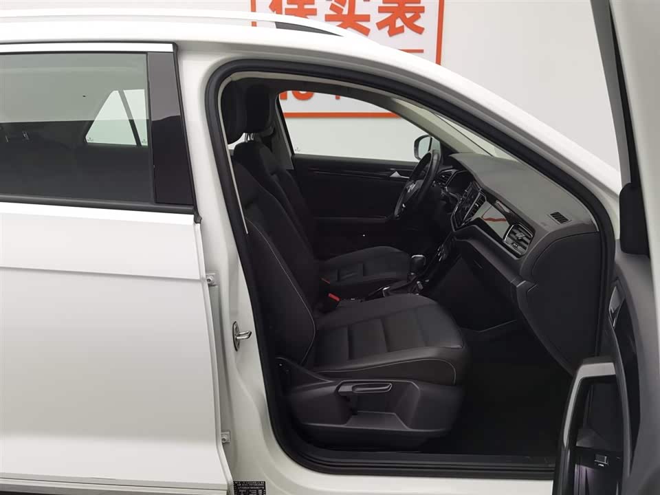 Volkswagen T-ROC exploring Songs