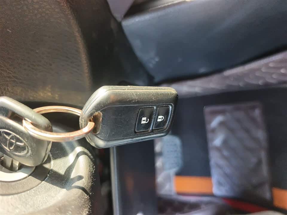 Toyota YARiS L to enjoy