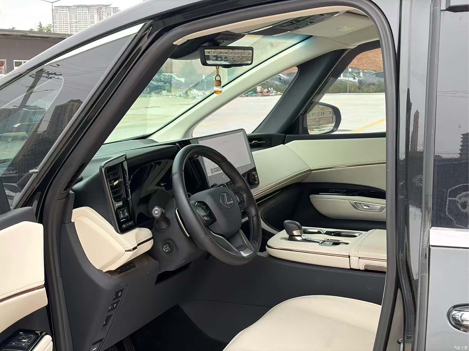 Lexus LM, 2025 11