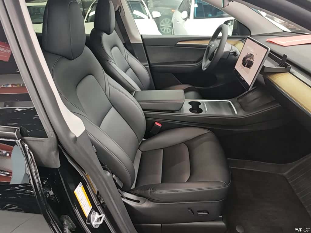 Tesla Model Y, 2023 25