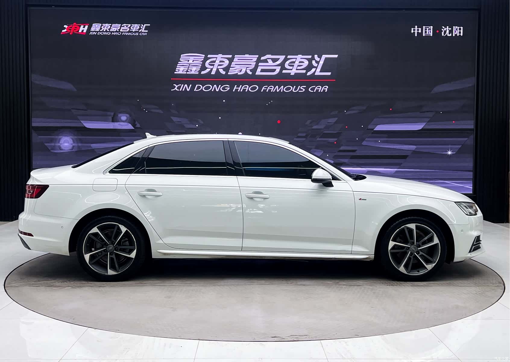 Audi A4L, 2019 все фото
