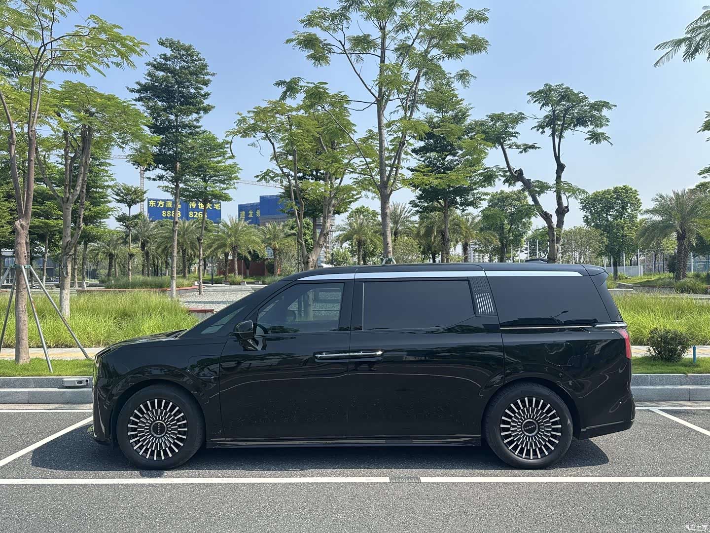 Zeekr 009, 2023 3