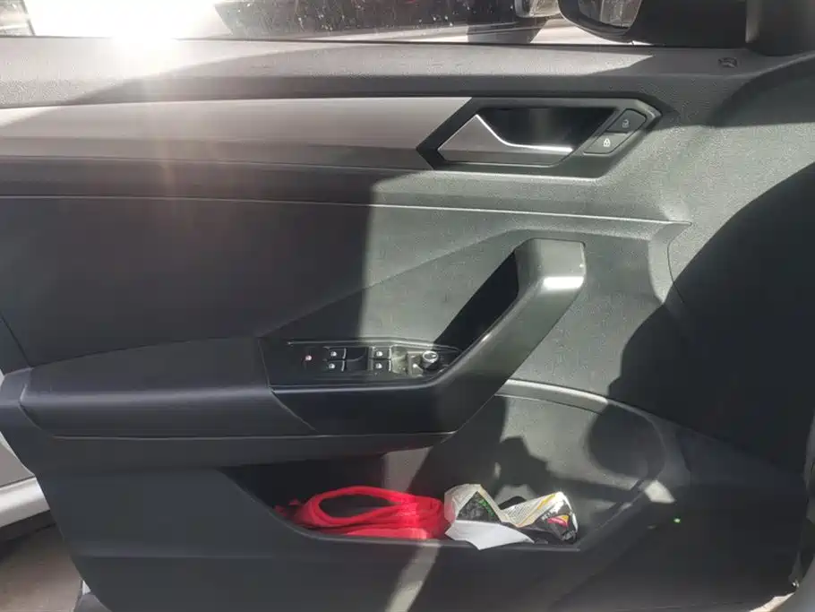 Volkswagen T-ROC exploring Songs