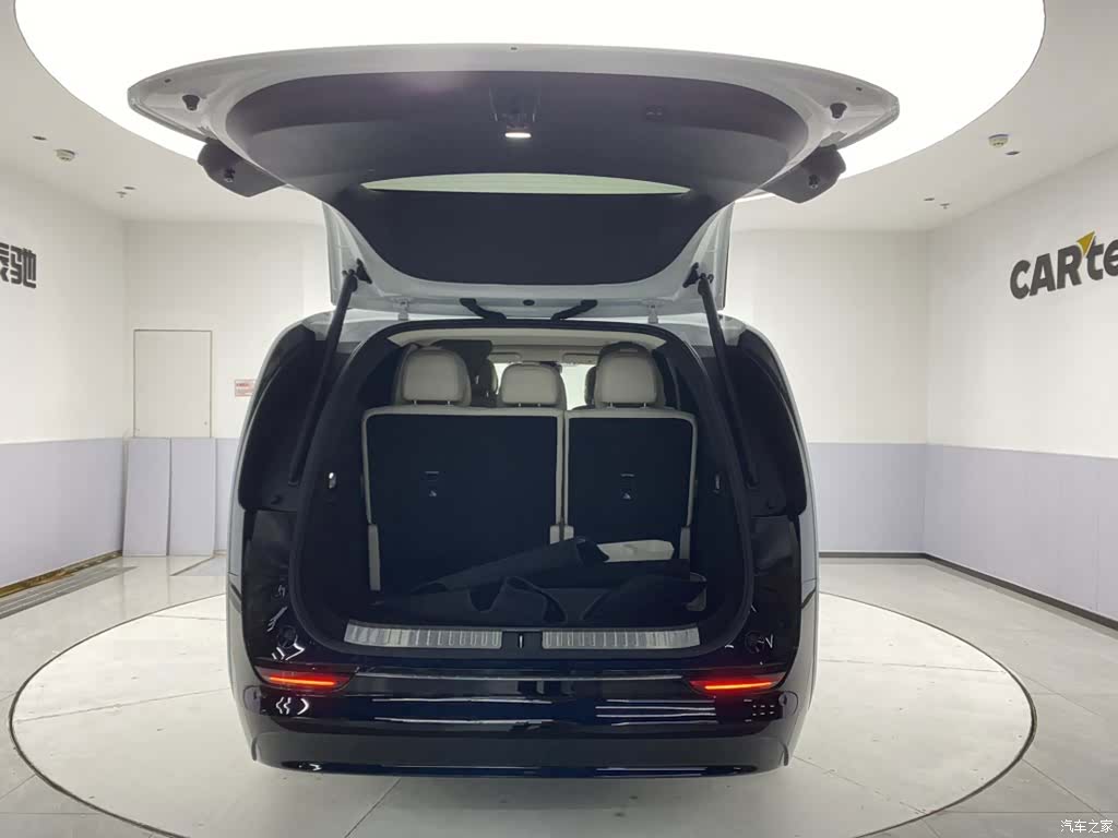 Li Auto MEGA, 2025 29