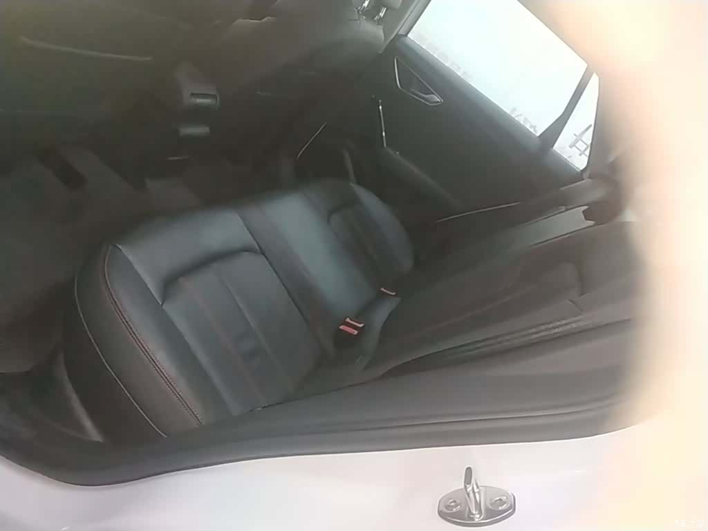 Audi Q2L, 2023 17