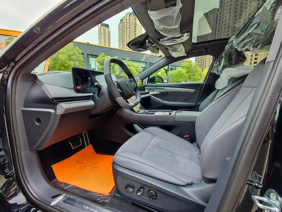 VOYAH Lantu chasing light