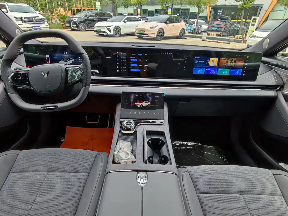 VOYAH Lantu chasing light