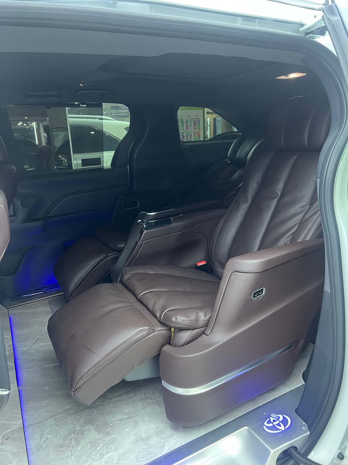 Toyota Granvia, 2025 8