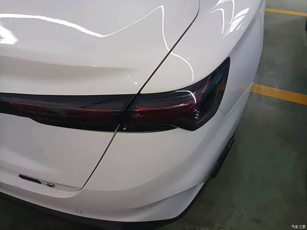 Geely Binray, 2022 8